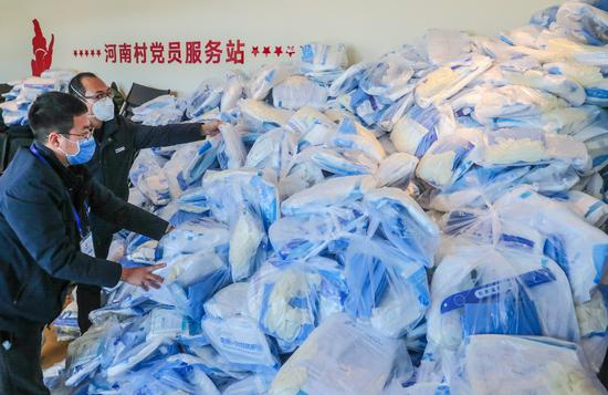 在顺义区仁和镇河南村，新建的储备库内储备了1万套防护服、2万只N95口罩及其他防疫物品，全力保障疫情防控。