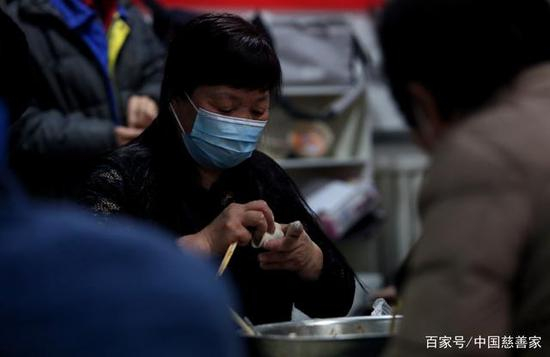 （工友们一起包饺子。）