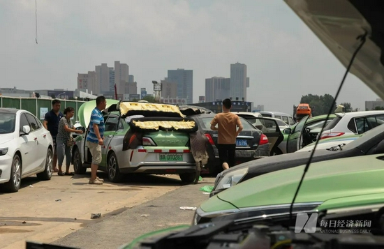  △大伙合力去推车