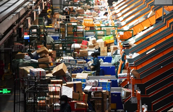  ▲资料图。2月2日，位于顺义的北京邮政航空邮件处理中心，一件件货物从自动分拣格口滑入集包袋。图&nbsp;/IC photo