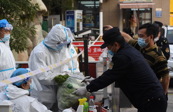  这次疫情暴露出防控的哪些薄弱环节？上海两名游客究竟是否履行了公民的防疫义务？（图源/视觉中国）
