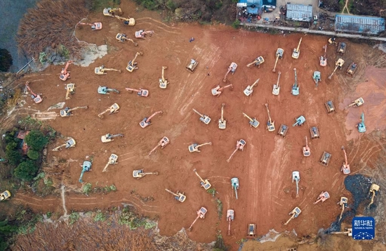 在湖北省武汉市火神山医院建设工地，大型机械加紧施工（2020年1月24日摄，无人机照片）。新华社记者 肖艺九 摄