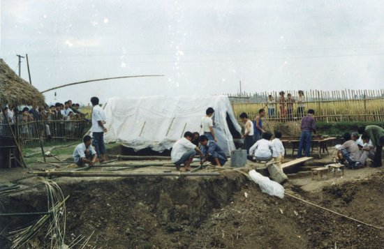1986年，考古人员在位于德阳市广汉市的三星堆遗址考古发掘现场工作（资料照片，三星堆博物馆供图）。