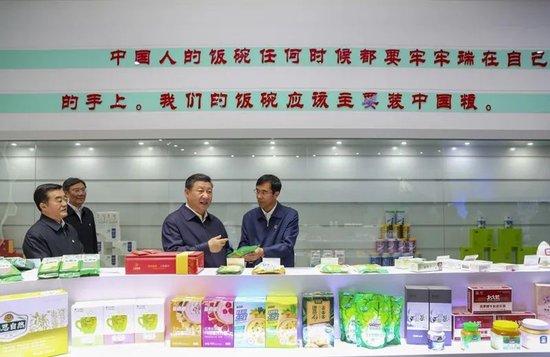 2018年9月25日至28日，中共中央总书记、国家主席、中央军委主席习近平在东北三省考察，主持召开深入推进东北振兴座谈会。这是25日下午，习近平在黑龙江北大荒精准农业农机中心一楼大厅，察看当地出产的各类农产品。新华社记者 谢环驰 摄