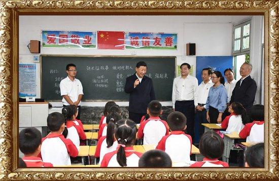 2020年9月16日至18日，习近平总文书在湖南测验。16日下昼，总文书来到郴州市汝城县斯文瑶族乡第一派小学，同正在上想政课的同学们亲切通常。