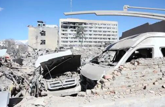 3月3日在伊朗德黑兰拍摄的一处在袭击中受损的建筑&nbsp;图：新华社