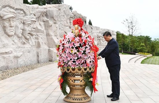 △2021年4月25日，广西桂林全州县红军长征湘江战役纪念园，习近平总书记向湘江战役红军烈士敬献花篮。
