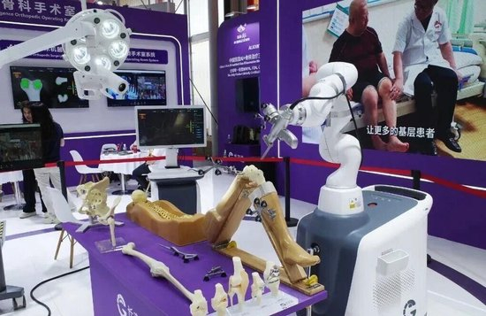  △2025中国国际服务贸易交易会上展出的机器人手术场景。