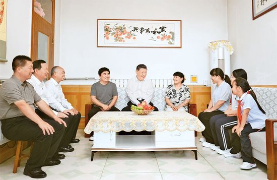 2026年6月24日，中共中央总书记、国家主席、中央军委主席习近平在山东省德州市考察。这是习近平在陵城区边临镇西于架村村民于鑫辉家，同一家人围坐一起拉家常。 新华社记者 谢环驰/摄