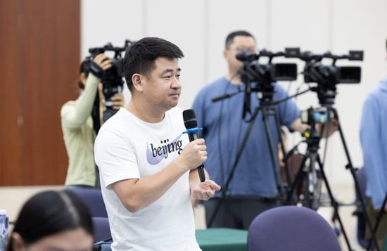  每经记者现场提问 图片来源：主办方供图