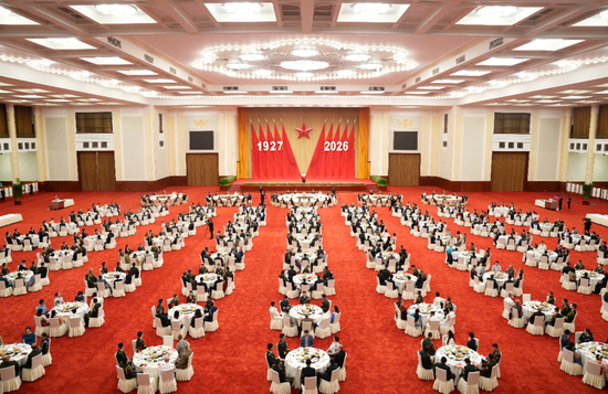  7月31日，中华人民共和国国防部在北京人民大会堂举行招待会，热烈庆祝中国人民解放军建军99周年。 杨晨 摄