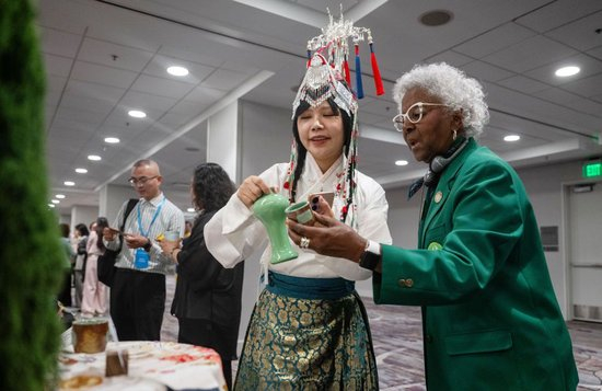 2026年6月5日，与会代表在美国加利福尼亚州旧金山举行的第八届中美友城大会文旅推介展位前驻足观看。新华社发（朱子于 摄）