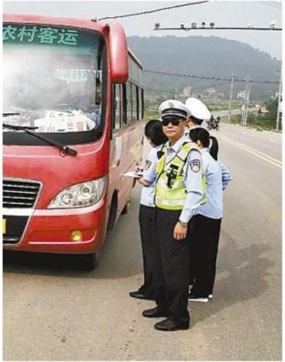 刘贵斌在执行任务。　　资料照片