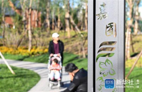 ↑市民在嘉囿城市休闲公园里游玩。本组图片均由新华社记者张晨霖10月11日摄