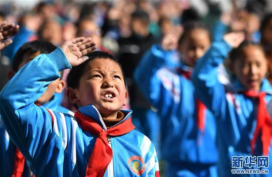 &nbsp;3月4日，在拉萨市第一小学，少先队员在升国旗仪式上向国旗敬礼。新华社记者 觉果 摄