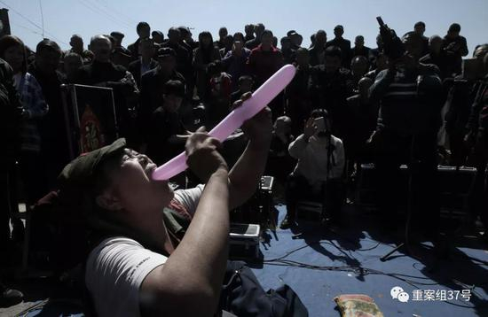 ▲三平表演吞气球。&nbsp;&nbsp;&nbsp;&nbsp;&nbsp;新京报记者&nbsp;尹亚飞&nbsp;摄