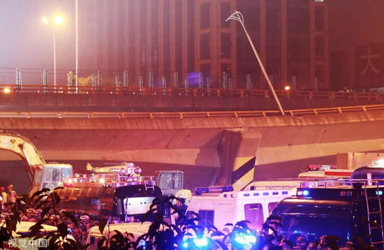 发生侧翻的桥面&nbsp;| 视觉中国