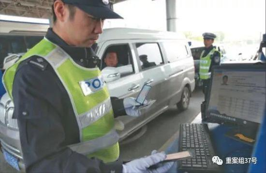 ▲2017年4月13日，求贤检查站，民警正在检查进京车辆驾驶员及乘客的驾驶证和身份证件。&nbsp;新京报资料图片