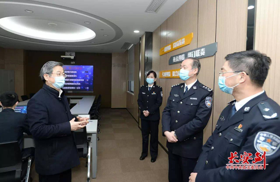 陈一新在武汉市公安局大数据中心调研督导。