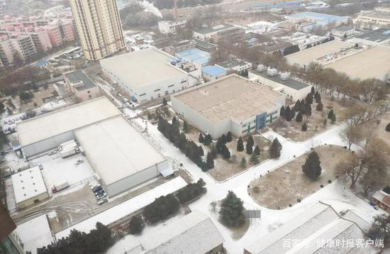去年冬天，从李晓的家中拍到的兰州生物药厂，受访者供图