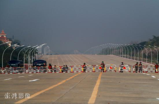 当地时间2021年2月2日，缅甸内比都，缅甸军方设置路障，封锁通往议会的道路。 澎湃影像 图