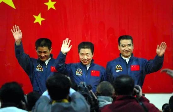 2003年10月14日,担负中国首次载人航天飞行任务的航天员梯队,出征前在酒泉卫星发射中心与前来采访的新闻记者见面。照片自左至右分别为:聂海胜、杨利伟、翟志刚。新华社
