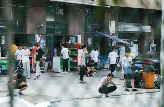  △正在午休的富士康员工