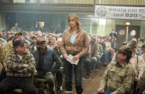  影片《决不让步》剧照。