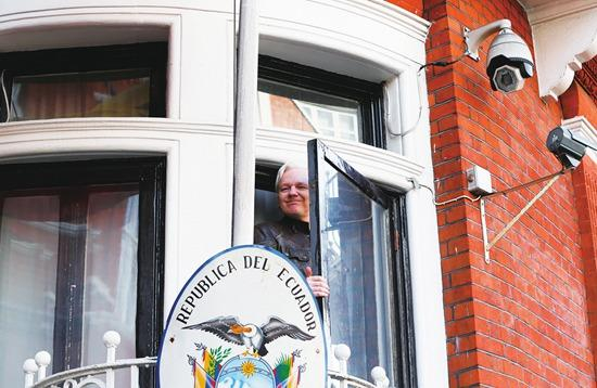 　▲2017年5月19日，阿桑奇在厄瓜多尔驻英使馆的窗边露面。 图据新华社