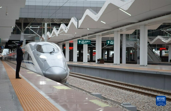 由赣州西站开往南昌西站的G5034次列车准备驶出赣州西站（2019年12月26日摄）。新华社记者 张浩波 摄