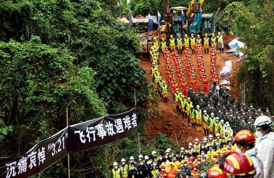 3月27日下午,广西梧州市藤县,“3·21”东航MU5735航空器飞行事故遇难者集体哀悼活动在事发地搜救现场举行,对遇难者表示哀悼。图/中新