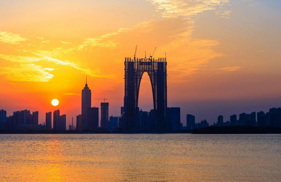 2012年在建的苏州地标建筑之一“东方之门”（央广网发 查正风 摄）