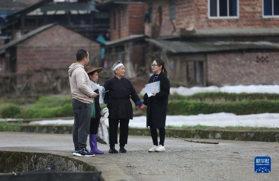 在广西柳州市三江侗族自治县良口乡南寨村，纪检监察干部（右一、左一）在了解惠农政策落实情况（2022年3月24日摄）。新华社记者 黄孝邦 摄