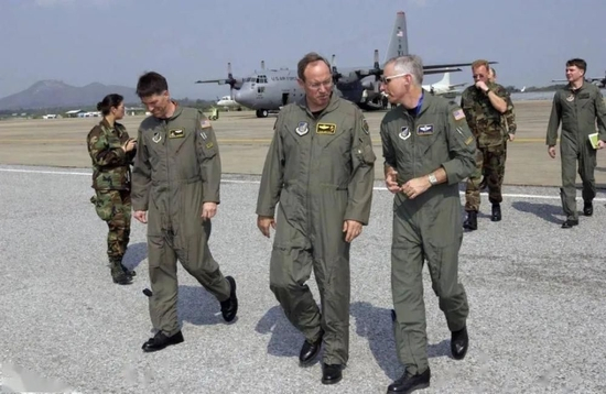 大卫•德普图拉（前排中）