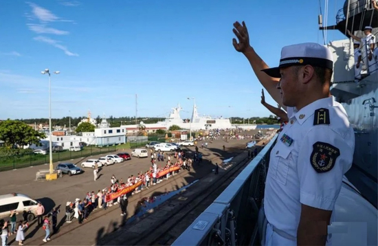  当地时间2月19日下午，中国海军第42批护航编队抵达南非理查兹湾，参加中国、俄罗斯、南非三国海上联合演习，图为“日照”舰抵达时情景 图：人民海军