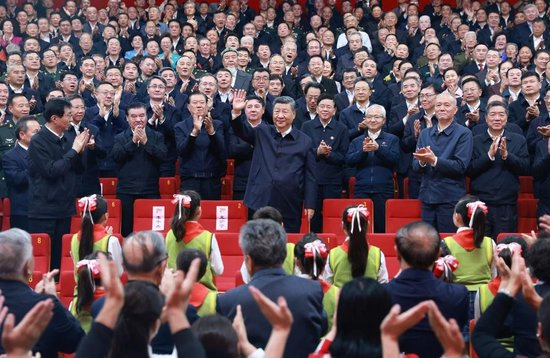 △2025年9月24日晚，庆祝新疆维吾尔自治区成立70周年文艺晚会《美丽新疆》在乌鲁木齐文化中心大剧院举行。这是习近平总书记向观看演出的新疆各族干部群众挥手致意。