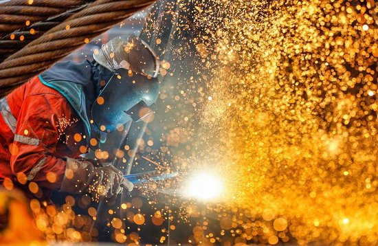 2026年1月29日，在天津市滨海新区，海上油气平台建设工人在施工作业。新华社发（杜鹏辉摄）