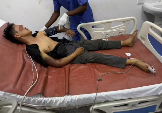 ▲被送往醫(yī)院接受救治的曾先生