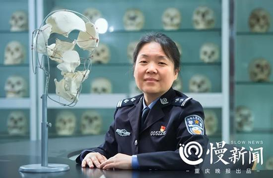 王灿身后的一面墙，都是无名尸的颅骨。