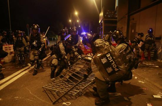 　香港警察“速龙小队”27日在元朗清场驱离示威者。（图片来源：港媒）
