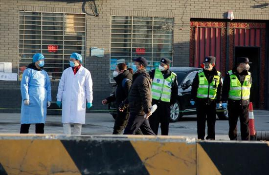  从燕郊到北京，在安全检查的基础上又增加了疫情检查。