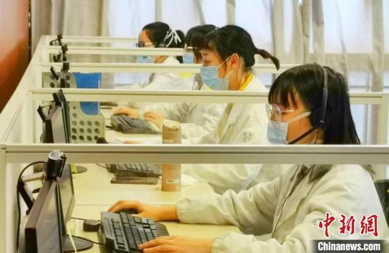  资料图：医护人员正在线答疑 方永乐 摄