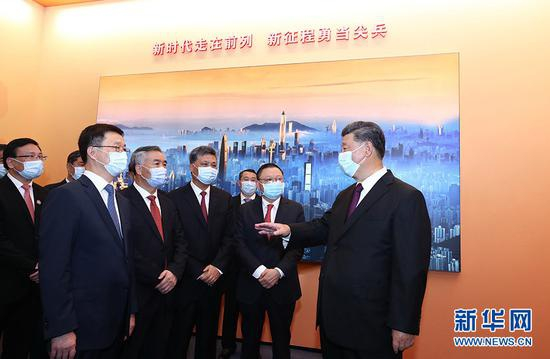 10月14日，深圳经济特区建立40周年庆祝大会在广东省深圳市隆重举行。中共中央总书记、国家主席、中央军委主席习近平在会上发表重要讲话。这是当天上午，习近平等参观“从先行先试到先行示范——庆祝深圳经济特区建立40周年展览”。 新华社记者 鞠鹏 摄