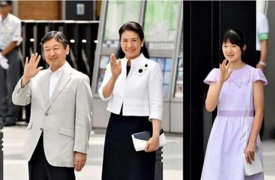  ·德仁一家三口，最右为爱子公主