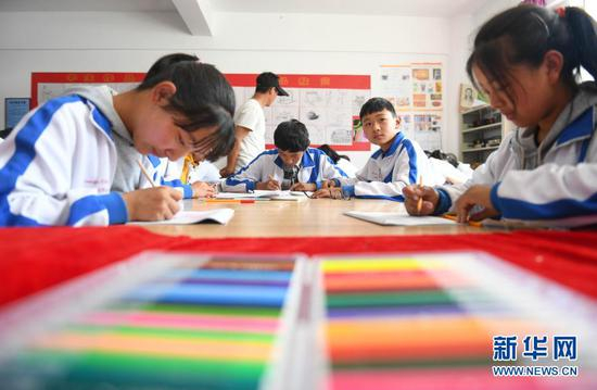 位于芒康县盐井纳西民族乡的盐井中学学生在上美术课（2019年6月5日摄）。盐井中学是西藏第一所在乡村设立的中学。新华社记者 晋美多吉 摄