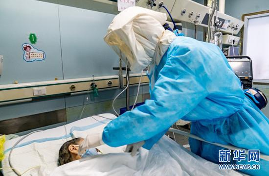 武汉市金银潭医院护士梁顺在工作中（资料照片）。新华社发