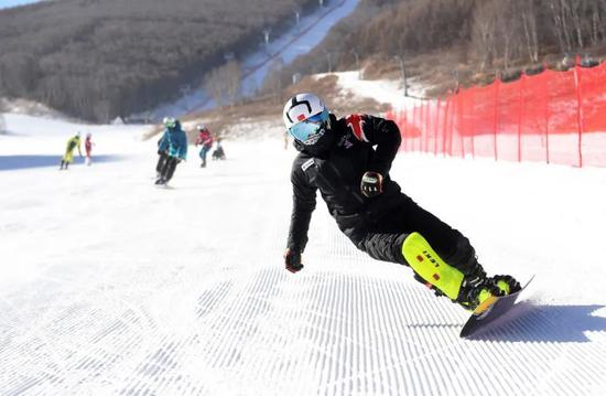 ↑北京携手张家口获得2022年冬奥会举办权后，河北省张家口市宣化区第二中学在全国率先推行冰雪课程进校园，2015年10月成立了全国第一所“体教结合”的冬季项目学校——张家口市青少年冬季奥林匹克运动学校，为河北省队及国家队输送多名运动员，成为当地青少年成就冬奥梦想的摇篮。这是宣化二中的学生在崇礼滑雪基地进行单板滑雪训练（2018年12月4日摄）。新华社记者 李俊东 摄
