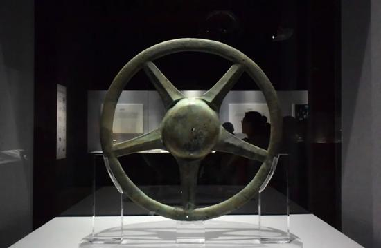 这是三星堆遗址出土文物——铜太阳形器（2017年6月30日摄）。新华社记者 徐速绘 摄