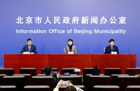 　　▲1月15日，在北京市新型冠状病毒肺炎疫情防控工作第266场新闻发布会上，北京市疾病预防控制中心副主任、全国新型冠状病毒肺炎专家组成员庞星火介绍，1月15日19时29分，北京市确诊新增1例本土新冠肺炎病例。病例近14天内无外省市旅居史，无相关病例接触史，2名同住人员经核酸检测，结果均为阴性。