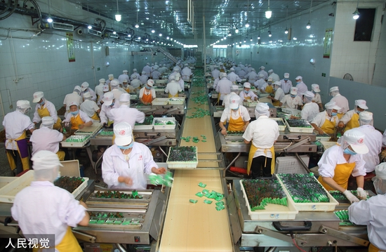 　　（媒体报道中，2019年7月22日，湖南岳阳，华容县插旗菜业公司的无菌包装车间内，工人在加工真空包装的酸菜产品。图源视觉中国）